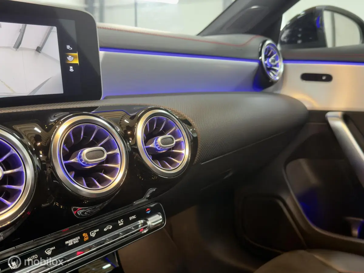 180 AMG | Pano | Stoelverwarming | Sfeer | Night | 18" | LED HP | NAP | Camera | Leer | Verkeerslichtweergave+ | Widescreen | DYNAMIC