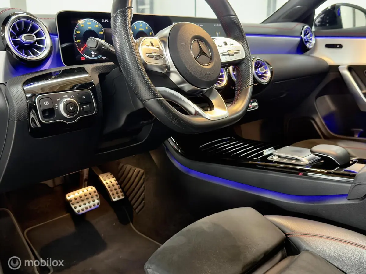 180 AMG | Pano | Stoelverwarming | Sfeer | Night | 18" | LED HP | NAP | Camera | Leer | Verkeerslichtweergave+ | Widescreen | DYNAMIC