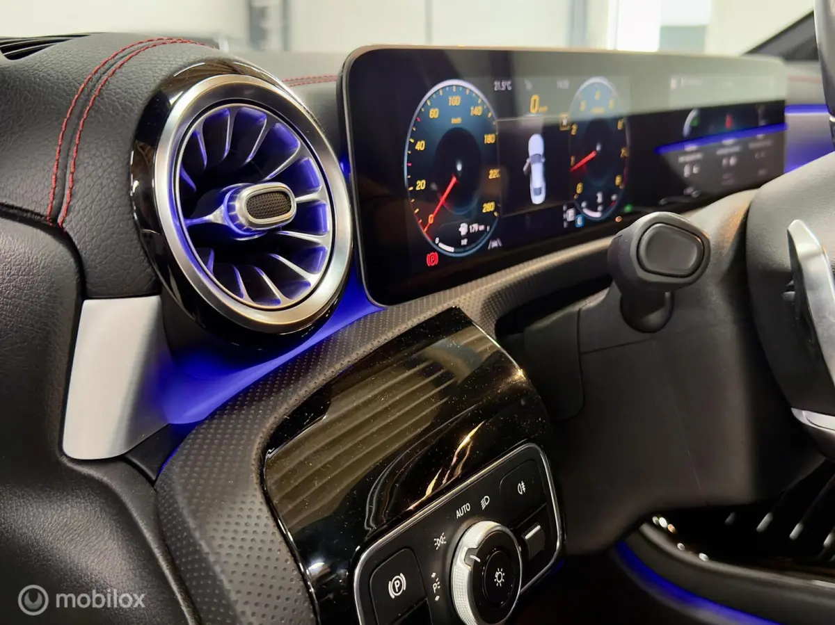 180 AMG | Pano | Stoelverwarming | Sfeer | Night | 18" | LED HP | NAP | Camera | Leer | Verkeerslichtweergave+ | Widescreen | DYNAMIC