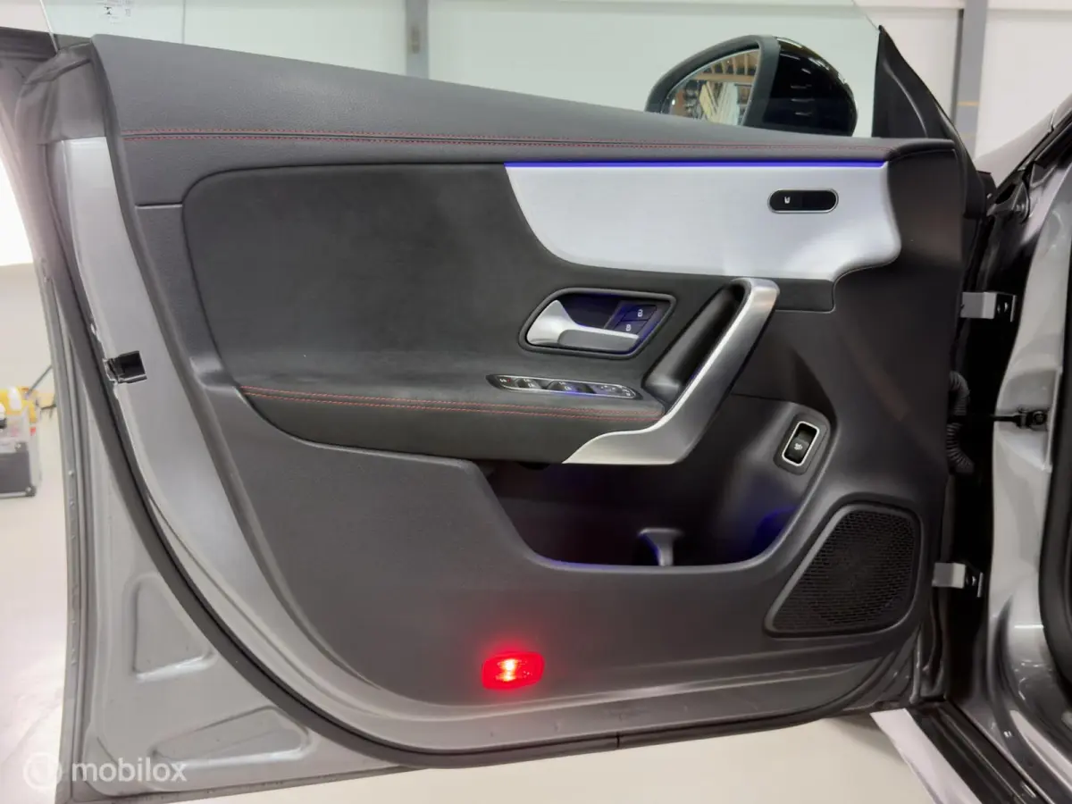 180 AMG | Pano | Stoelverwarming | Sfeer | Night | 18" | LED HP | NAP | Camera | Leer | Verkeerslichtweergave+ | Widescreen | DYNAMIC