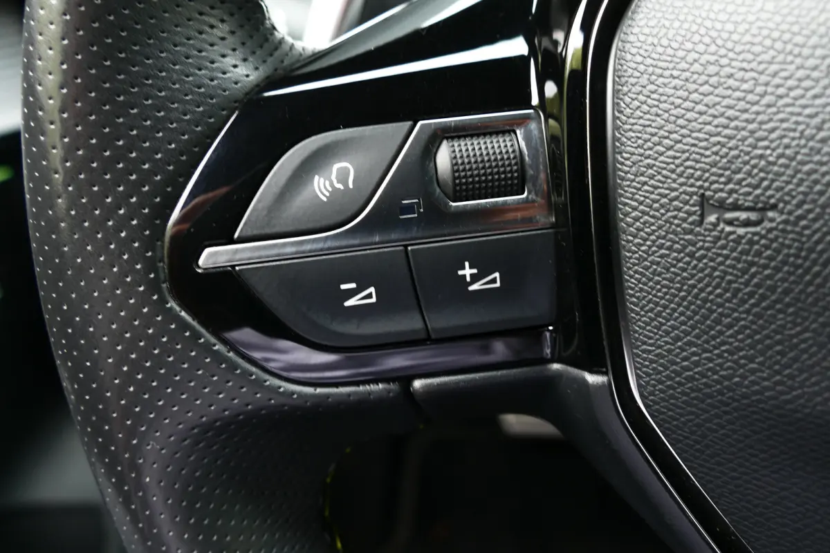1.2 PureTech GT / CAMERA / STOELVERWARMING / FULL-LED / 17"LMV / NAVI / CLIMA / PDC / BLUETOOTH / CRUISECONTROL / 1E EIGENAAR / SCHITTERENDE STAAT !!