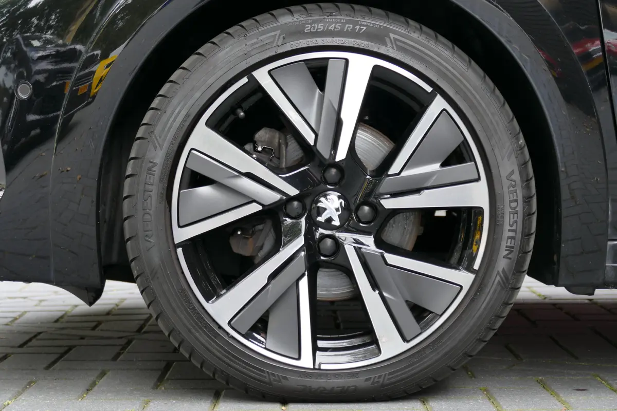 1.2 PureTech GT / CAMERA / STOELVERWARMING / FULL-LED / 17"LMV / NAVI / CLIMA / PDC / BLUETOOTH / CRUISECONTROL / 1E EIGENAAR / SCHITTERENDE STAAT !!