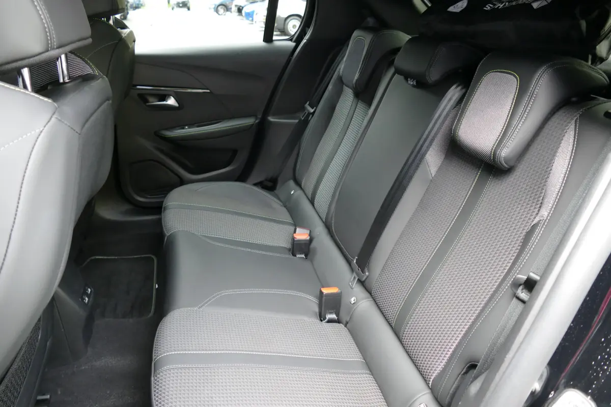 1.2 PureTech GT / CAMERA / STOELVERWARMING / FULL-LED / 17"LMV / NAVI / CLIMA / PDC / BLUETOOTH / CRUISECONTROL / 1E EIGENAAR / SCHITTERENDE STAAT !!