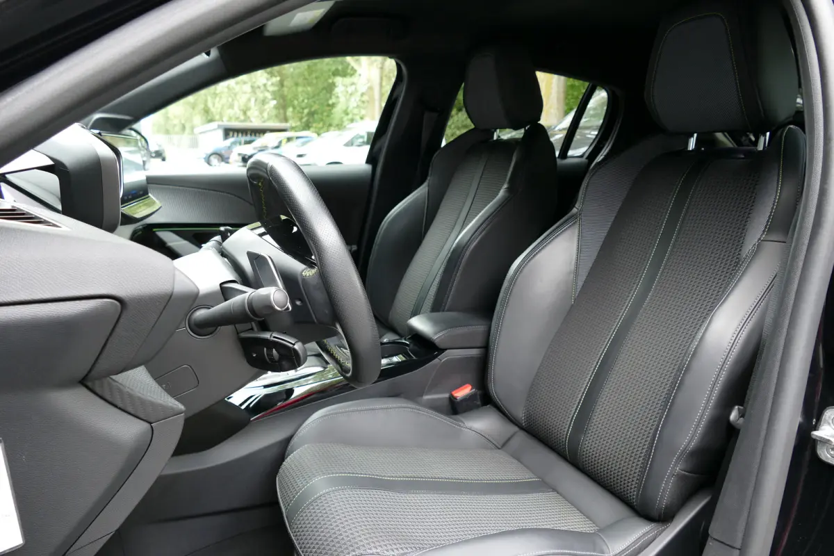 1.2 PureTech GT / CAMERA / STOELVERWARMING / FULL-LED / 17"LMV / NAVI / CLIMA / PDC / BLUETOOTH / CRUISECONTROL / 1E EIGENAAR / SCHITTERENDE STAAT !!