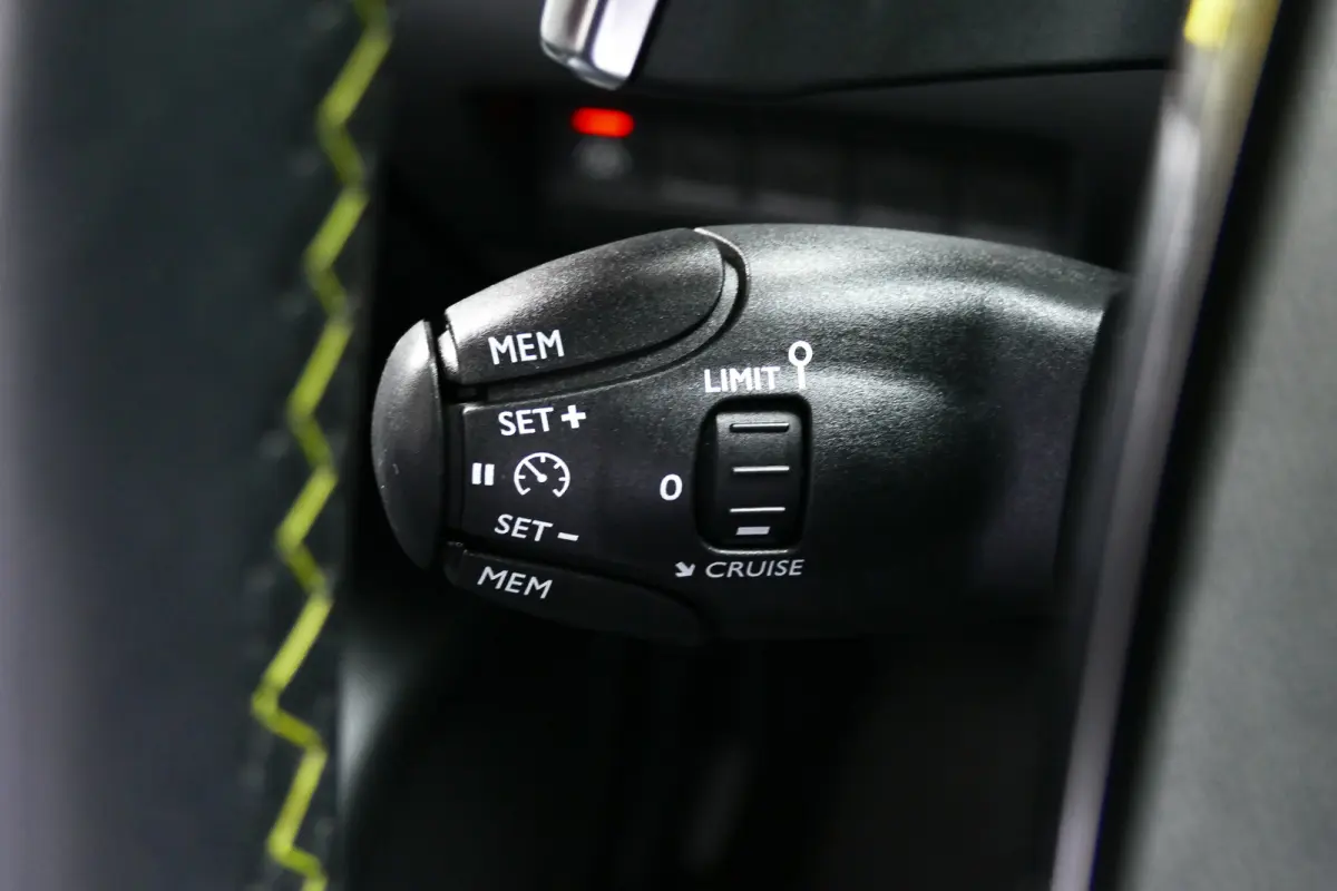 1.2 PureTech GT / CAMERA / STOELVERWARMING / FULL-LED / 17"LMV / NAVI / CLIMA / PDC / BLUETOOTH / CRUISECONTROL / 1E EIGENAAR / SCHITTERENDE STAAT !!