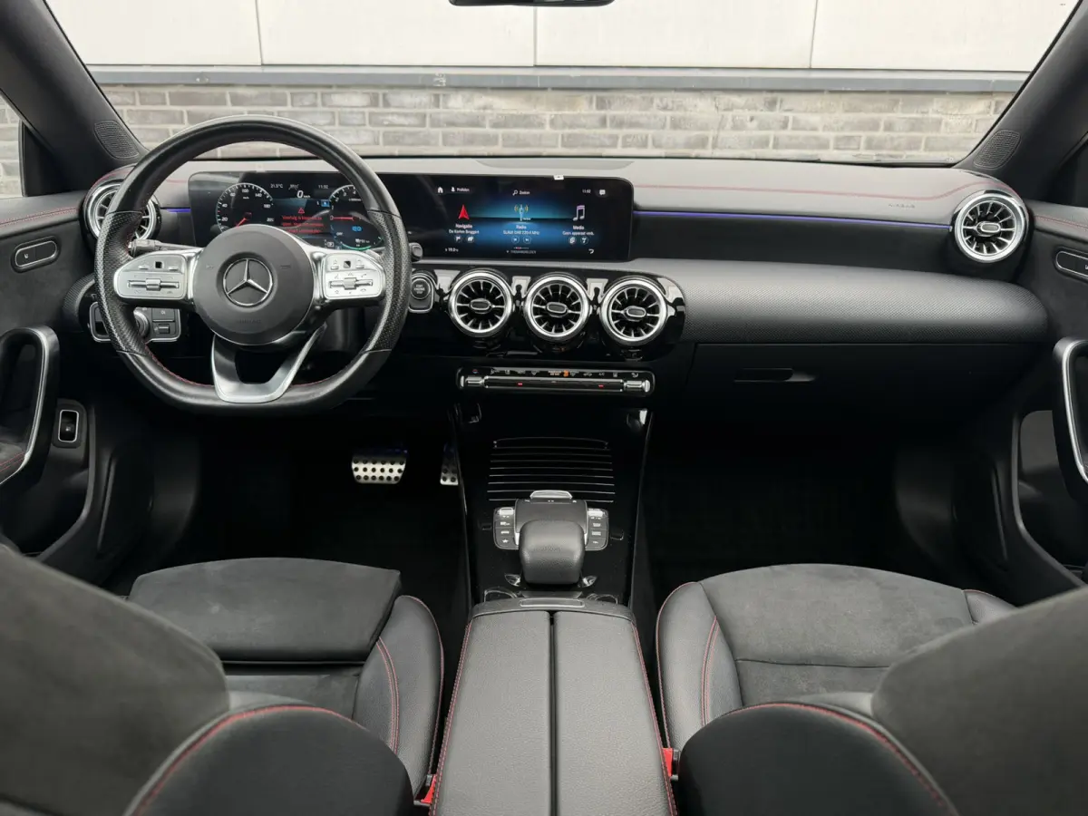 250 e AMG Line | Panoramadak | Elek. Trekhaak | Sfeerverlichting | Widescreen | Carplay | LED