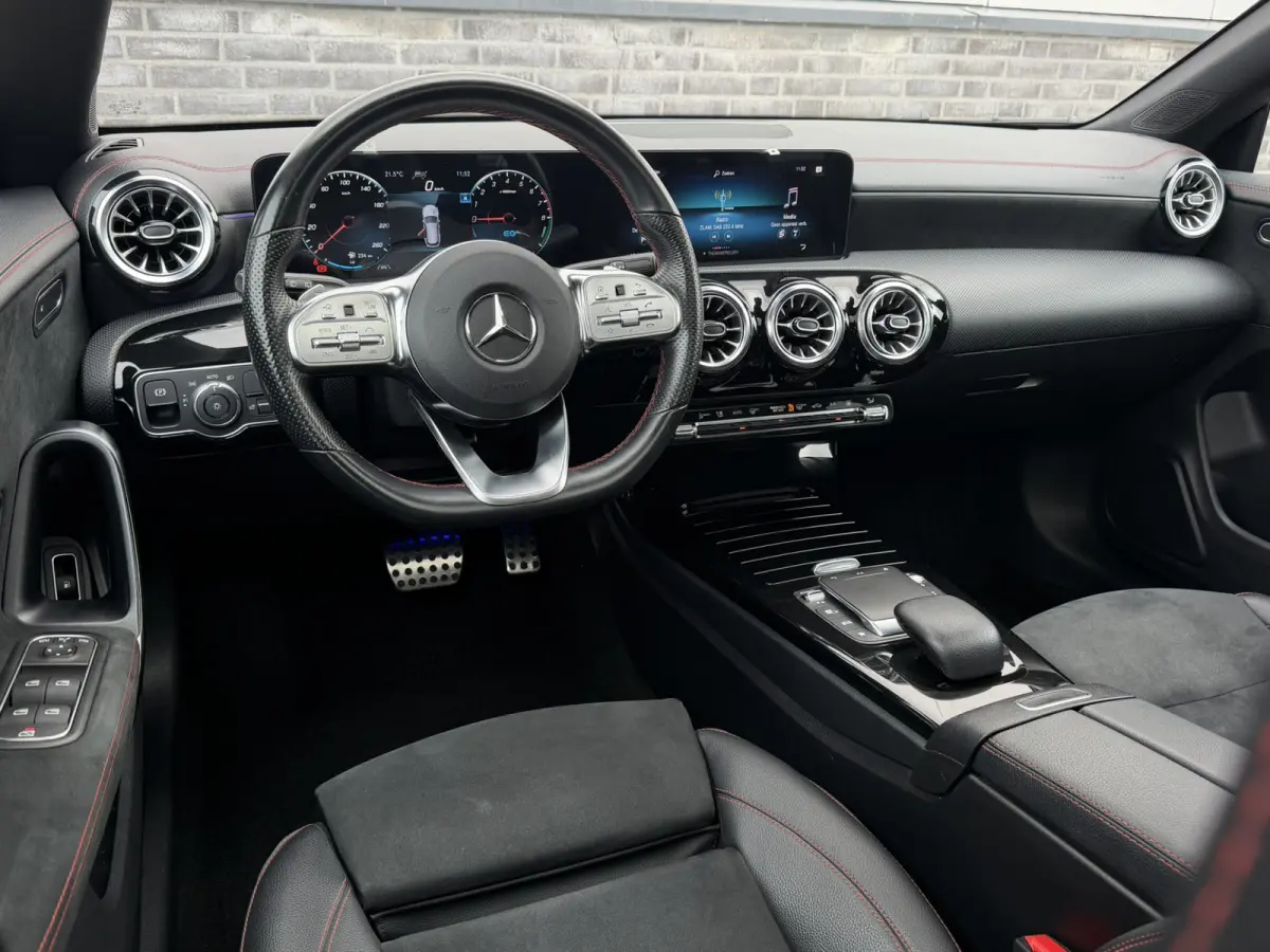 250 e AMG Line | Panoramadak | Elek. Trekhaak | Sfeerverlichting | Widescreen | Carplay | LED