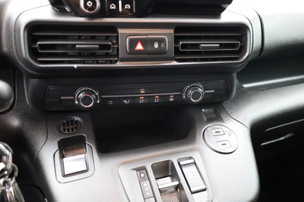 1.5 BlueHDi 130 EAT8 S&S L1 | Navi | Camera | Airco | Cruise control | Dodehoek detectie | Trekhaak |