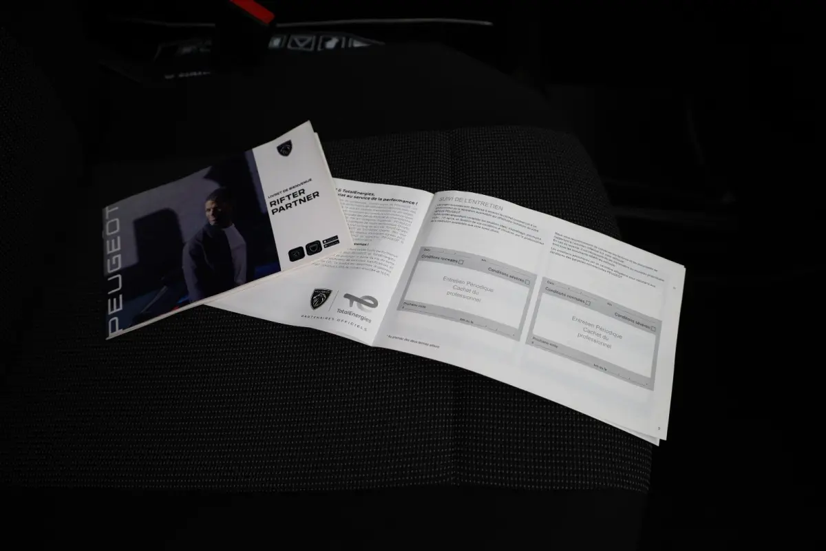 1.5 BlueHDi 130 EAT8 S&S L1 | Navi | Camera | Airco | Cruise control | Dodehoek detectie | Trekhaak |