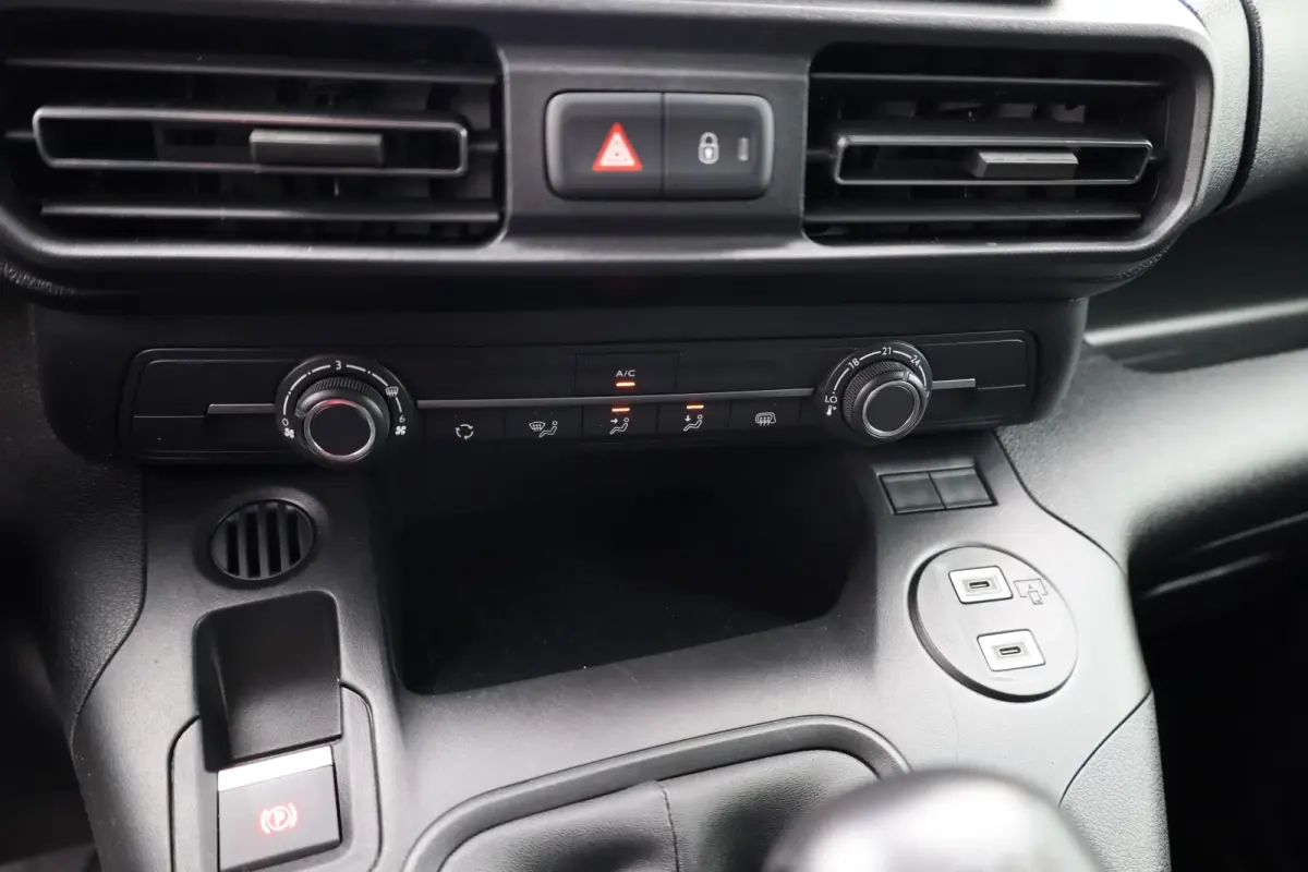 1.5 BlueHDi 100 S&S L1 | Dodehoek detectie | Camer| Airco | Trekhaak | Navi |