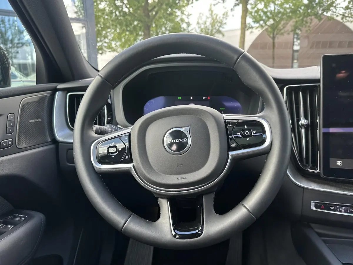 2.0 T6 Plug-in hybrid AWD Plus Black Edition VAN: 59.900,- ND: 56.877,- UW HERSTVOORDEEL: 2.023,- | TREKHAAK | DEALER ONDERHOUDEN | HEAD UP | 360CAMERA | FABR. GARANTIE! |