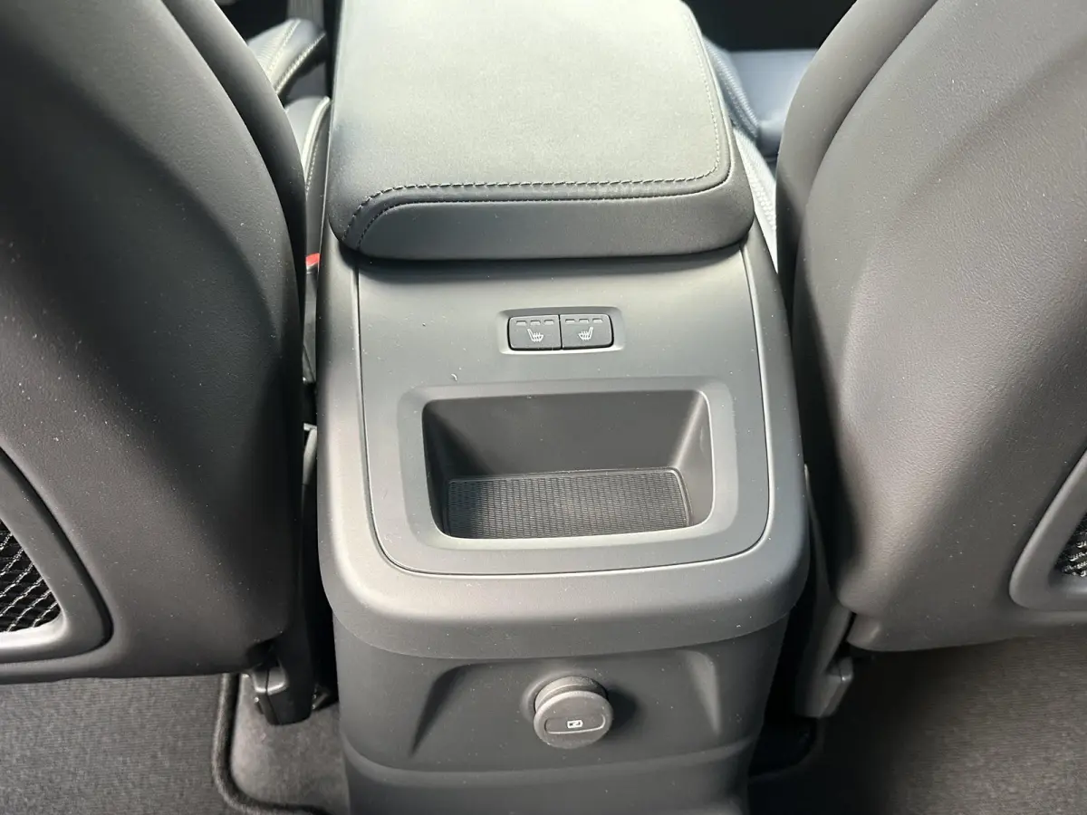 2.0 T6 Plug-in hybrid AWD Plus Black Edition VAN: 59.900,- ND: 56.877,- UW HERSTVOORDEEL: 2.023,- | TREKHAAK | DEALER ONDERHOUDEN | HEAD UP | 360CAMERA | FABR. GARANTIE! |
