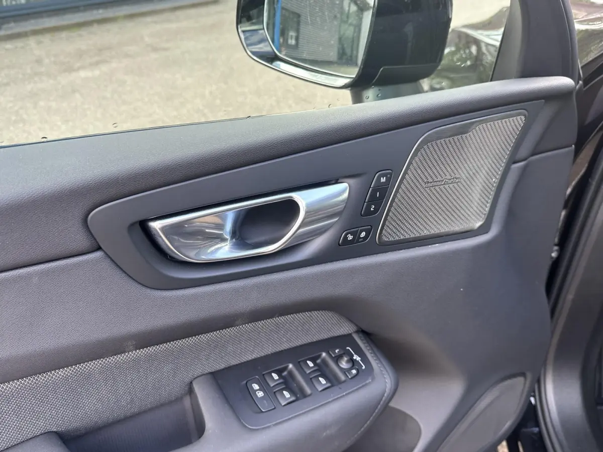 2.0 T6 Plug-in hybrid AWD Plus Black Edition VAN: 59.900,- ND: 56.877,- UW HERSTVOORDEEL: 2.023,- | TREKHAAK | DEALER ONDERHOUDEN | HEAD UP | 360CAMERA | FABR. GARANTIE! |