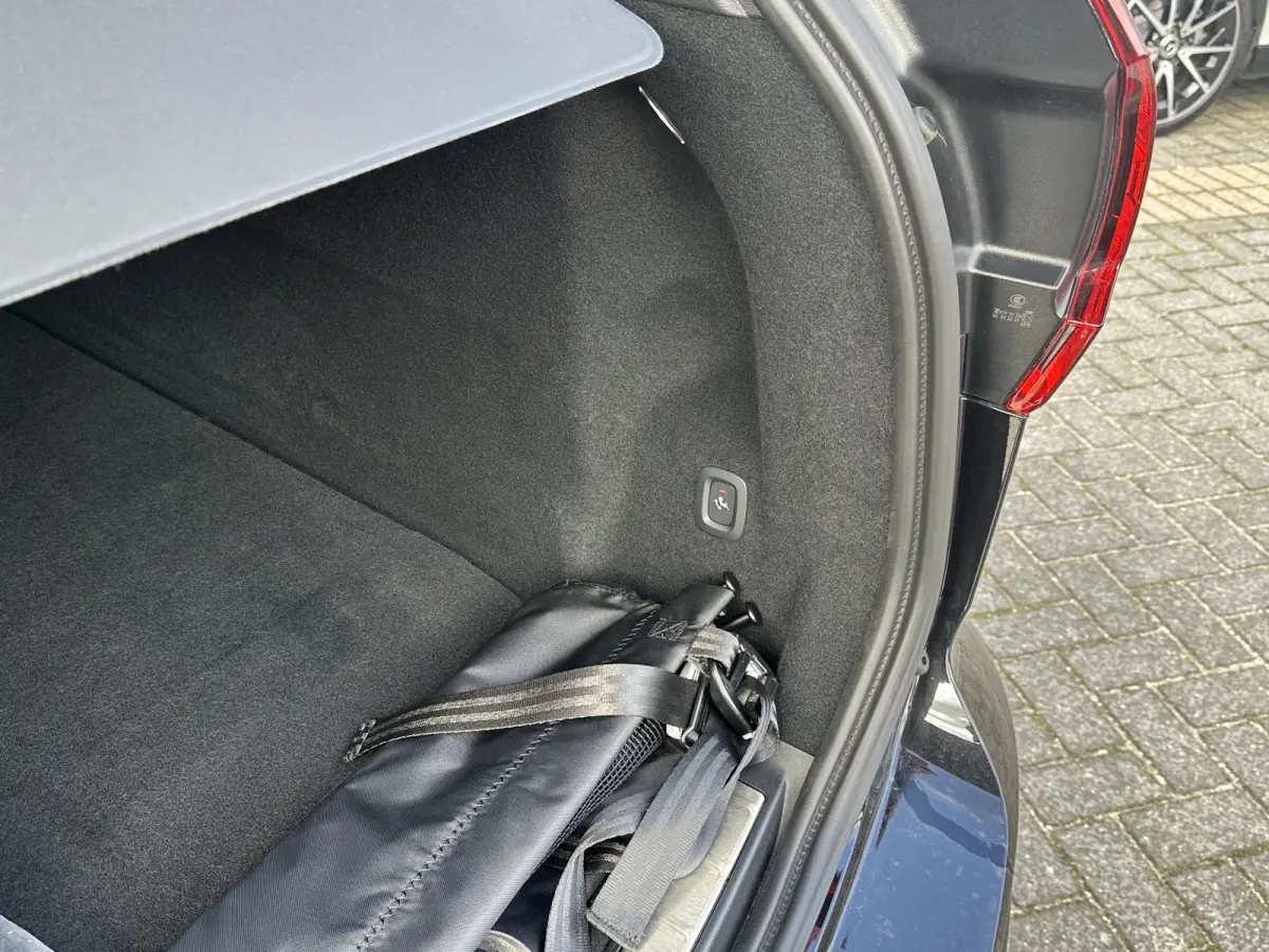 2.0 T8 Plug-in hybrid AWD Plus Black Edition VAN: 59.900,- ND: 56.877,- UW HERSTVOORDEEL: 2.023,- | TREKHAAK | DEALER ONDERHOUDEN | HEAD UP | 360CAMERA | FABR. GARANTIE! |
