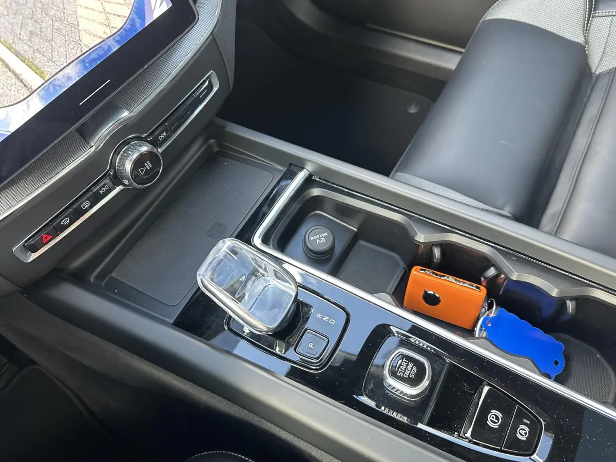 2.0 T6 Plug-in hybrid AWD Plus Black Edition VAN: 59.900,- ND: 56.877,- UW HERSTVOORDEEL: 2.023,- | TREKHAAK | DEALER ONDERHOUDEN | HEAD UP | 360CAMERA | FABR. GARANTIE! |
