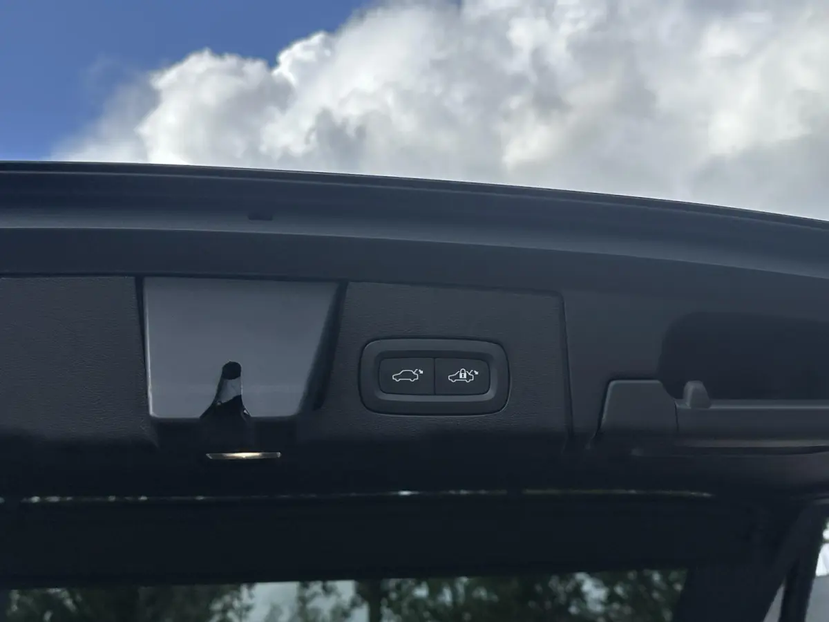 2.0 T6 Plug-in hybrid AWD Plus Black Edition VAN: 59.900,- ND: 56.877,- UW HERSTVOORDEEL: 2.023,- | TREKHAAK | DEALER ONDERHOUDEN | HEAD UP | 360CAMERA | FABR. GARANTIE! |