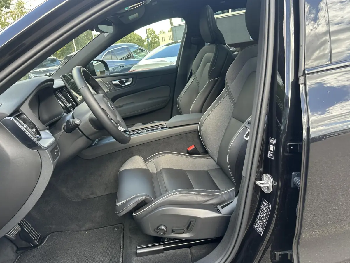 2.0 T6 Plug-in hybrid AWD Plus Black Edition VAN: 59.900,- ND: 56.877,- UW HERSTVOORDEEL: 2.023,- | TREKHAAK | DEALER ONDERHOUDEN | HEAD UP | 360CAMERA | FABR. GARANTIE! |