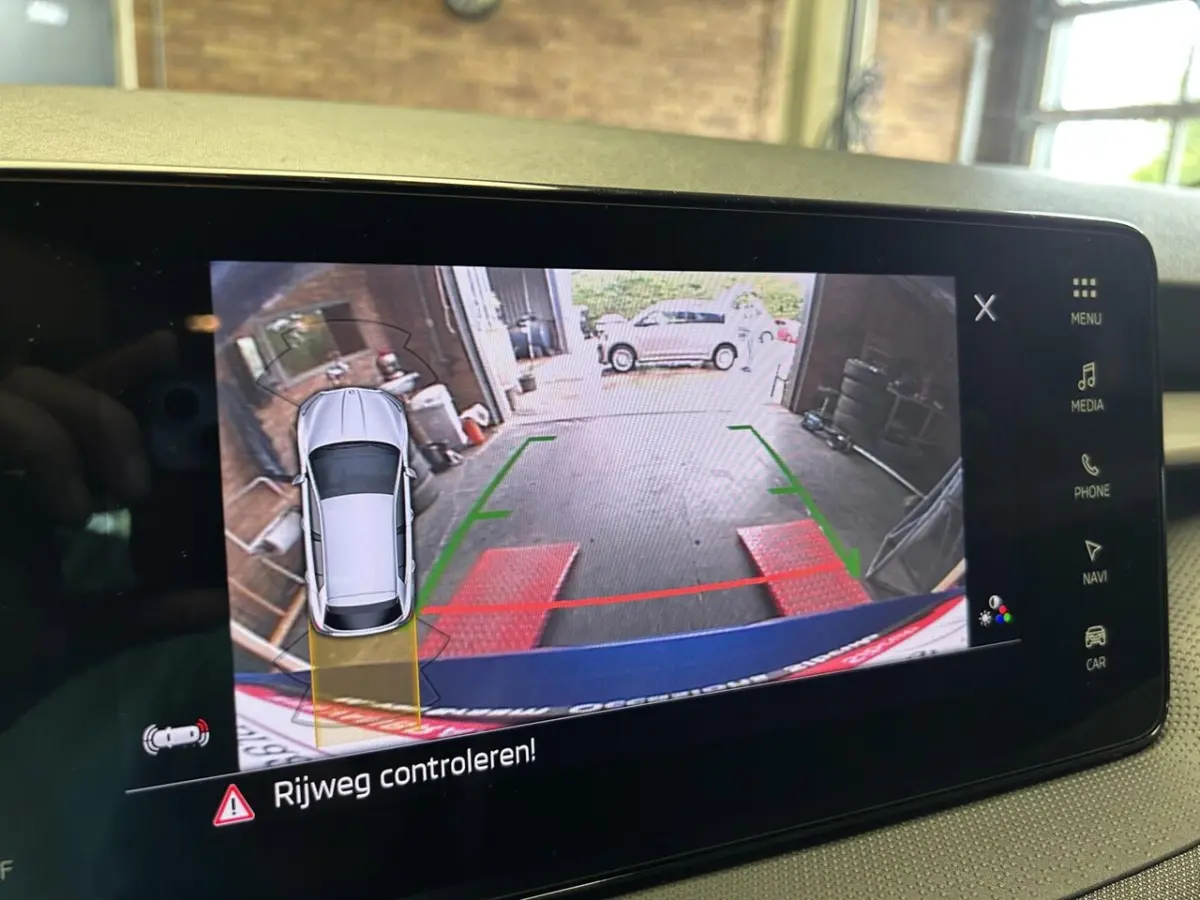 1.0 TSI Business Edition Navigatie/ ACC /Pdc/Camera / LED / Keyless /DAB+