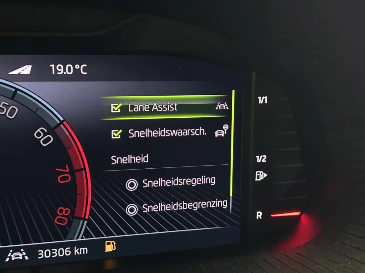 1.0 TSI Business Edition Navigatie/ ACC /Pdc/Camera / LED / Keyless /DAB+