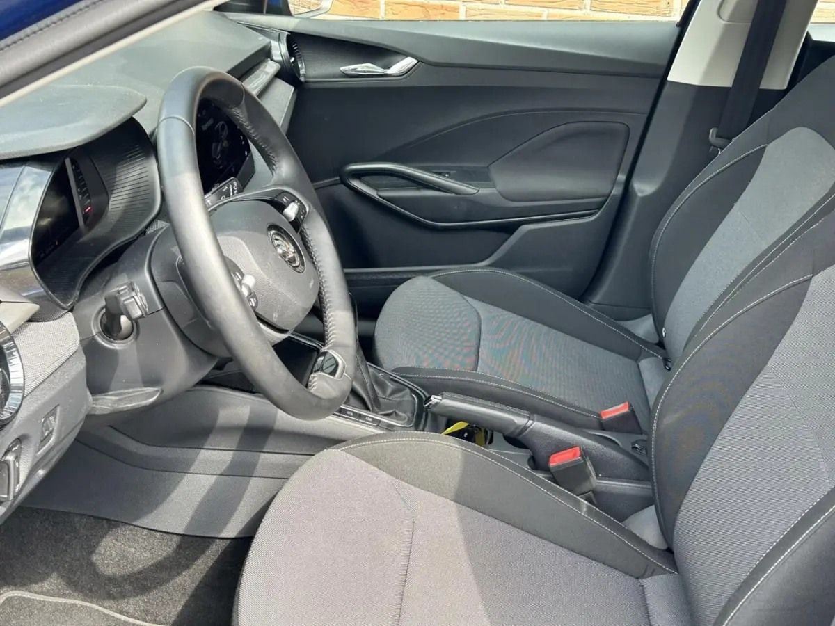 1.0 TSI Business Edition Navigatie/ ACC /Pdc/Camera / LED / Keyless /DAB+