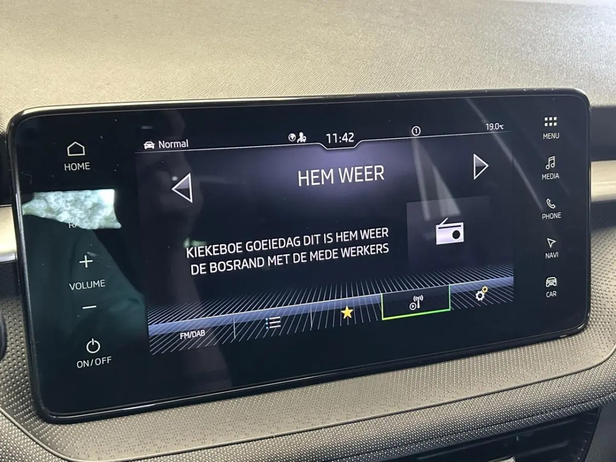 1.0 TSI Business Edition Navigatie/ ACC /Pdc/Camera / LED / Keyless /DAB+
