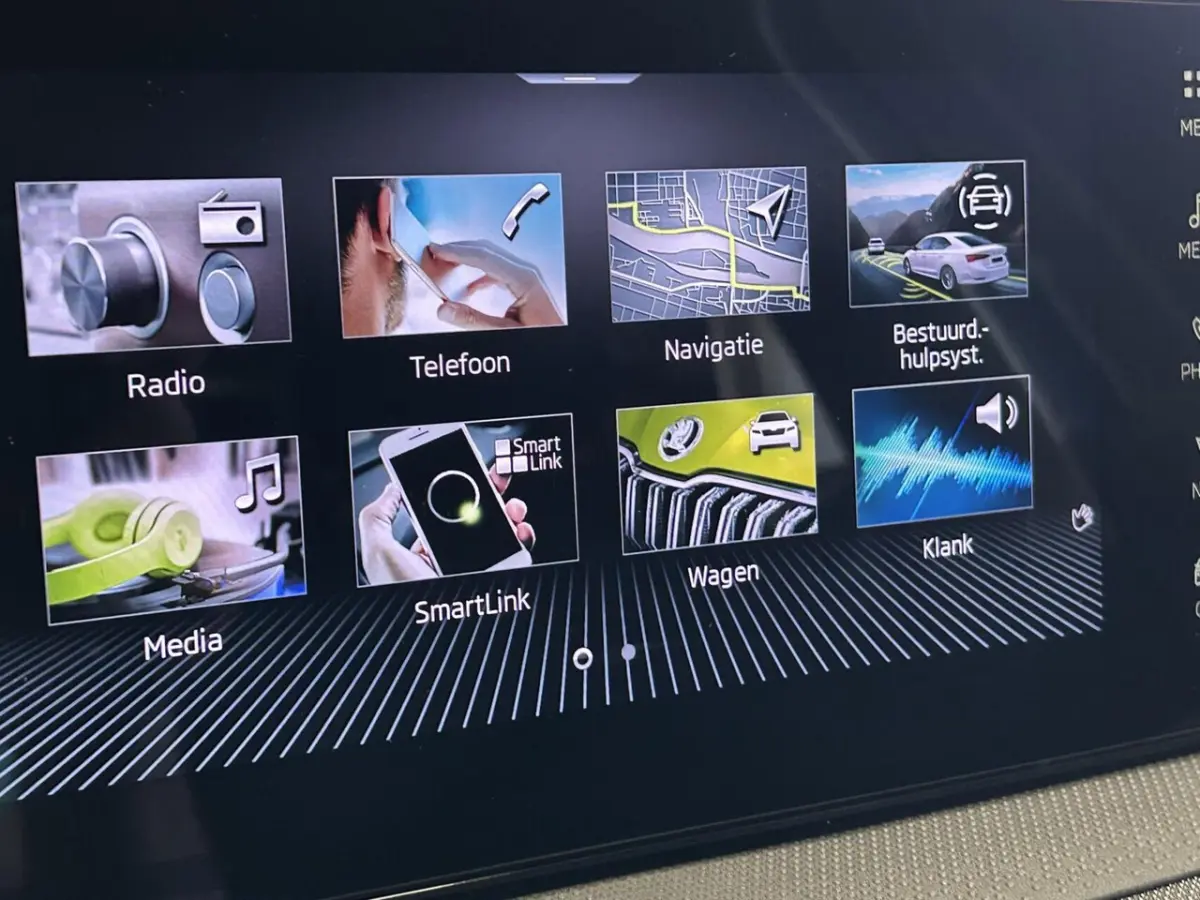 1.0 TSI Business Edition Navigatie/ ACC /Pdc/Camera / LED / Keyless /DAB+