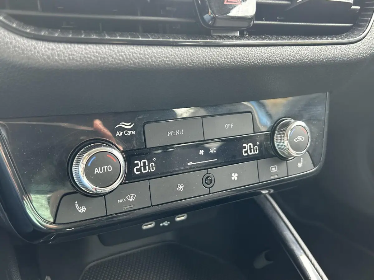1.0 TSI Business Edition Navigatie/ ACC /Pdc/Camera / LED / Keyless /DAB+