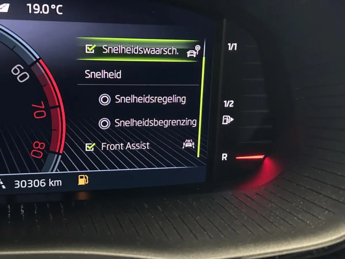 1.0 TSI Business Edition Navigatie/ ACC /Pdc/Camera / LED / Keyless /DAB+