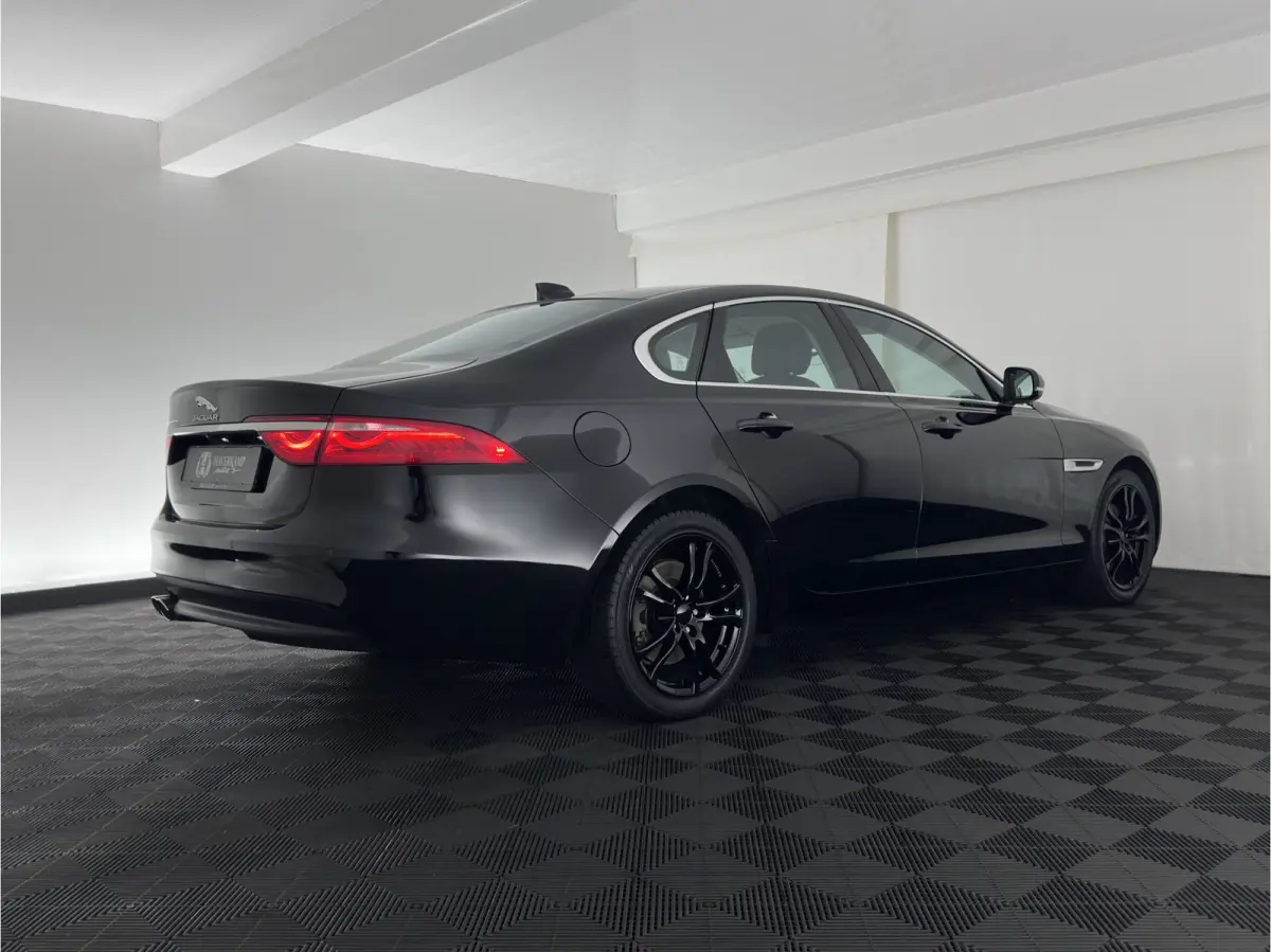 2.0d Prestige Aut.*LEATHER | BI-XENON | JAGUAR-AUDIO | HEATED-SPORTSEATS | CAMERA | PRIVACY-GLASS | SHIFTPADDLES | NAVI-FULLMAP | ECC | CARPLAY | PDC | CRUISE | LANE-ASSIST | 19''ALU*