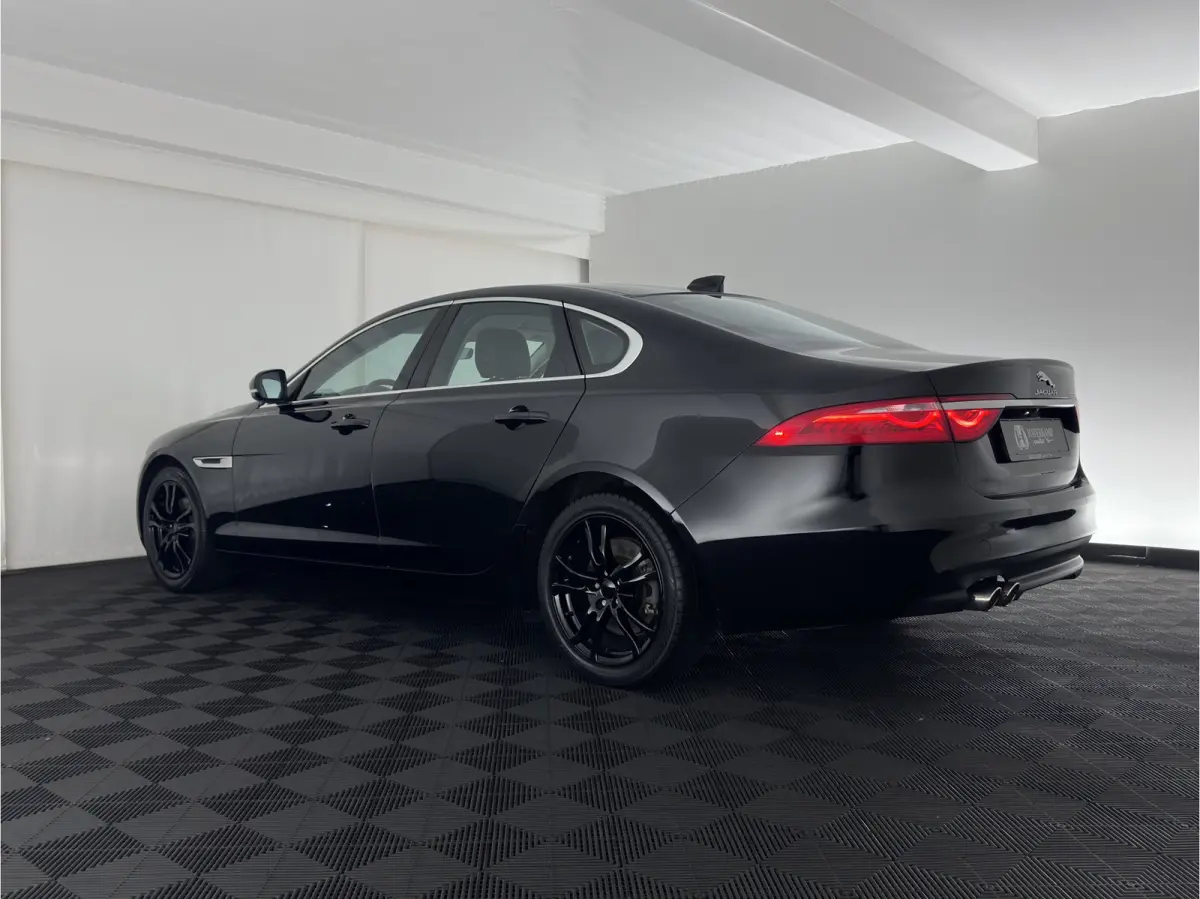2.0d Prestige Aut.*LEATHER | BI-XENON | JAGUAR-AUDIO | HEATED-SPORTSEATS | CAMERA | PRIVACY-GLASS | SHIFTPADDLES | NAVI-FULLMAP | ECC | CARPLAY | PDC | CRUISE | LANE-ASSIST | 19''ALU*