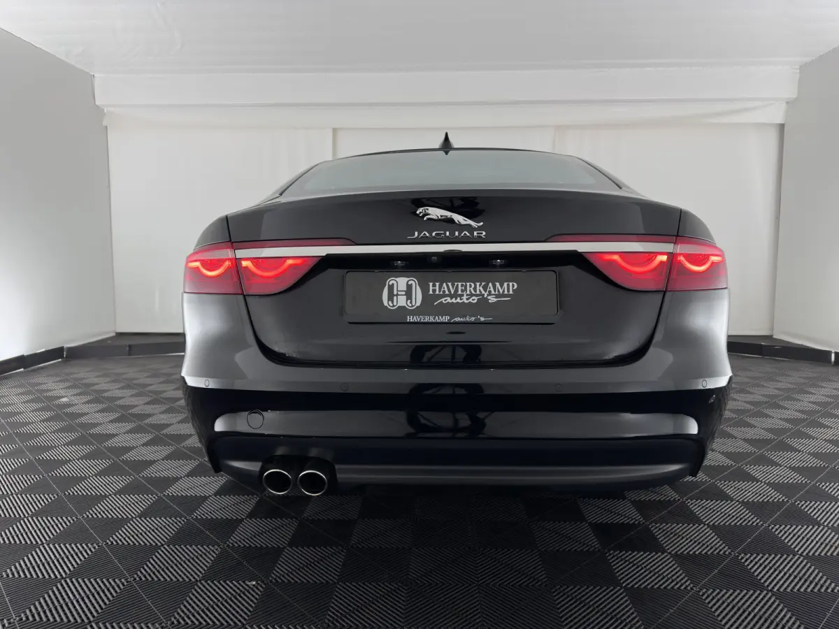 2.0d Prestige Aut.*LEATHER | BI-XENON | JAGUAR-AUDIO | HEATED-SPORTSEATS | CAMERA | PRIVACY-GLASS | SHIFTPADDLES | NAVI-FULLMAP | ECC | CARPLAY | PDC | CRUISE | LANE-ASSIST | 19''ALU*