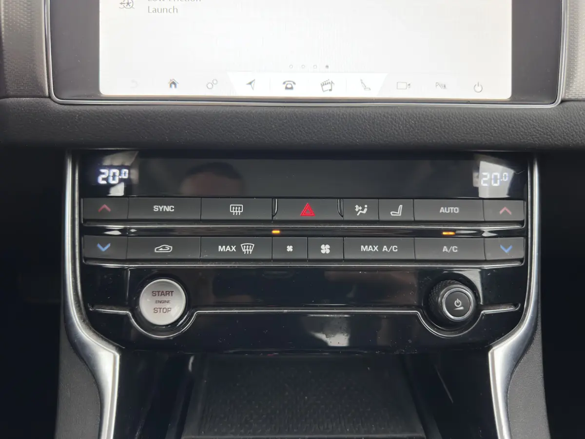 2.0d Prestige Aut.*LEATHER | BI-XENON | JAGUAR-AUDIO | HEATED-SPORTSEATS | CAMERA | PRIVACY-GLASS | SHIFTPADDLES | NAVI-FULLMAP | ECC | CARPLAY | PDC | CRUISE | LANE-ASSIST | 19''ALU*