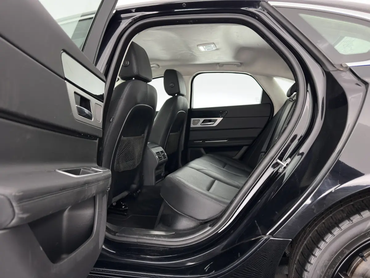 2.0d Prestige Aut.*LEATHER | BI-XENON | JAGUAR-AUDIO | HEATED-SPORTSEATS | CAMERA | PRIVACY-GLASS | SHIFTPADDLES | NAVI-FULLMAP | ECC | CARPLAY | PDC | CRUISE | LANE-ASSIST | 19''ALU*
