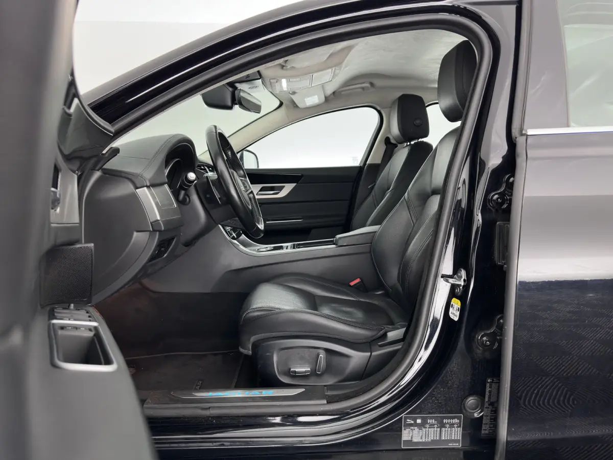 2.0d Prestige Aut.*LEATHER | BI-XENON | JAGUAR-AUDIO | HEATED-SPORTSEATS | CAMERA | PRIVACY-GLASS | SHIFTPADDLES | NAVI-FULLMAP | ECC | CARPLAY | PDC | CRUISE | LANE-ASSIST | 19''ALU*