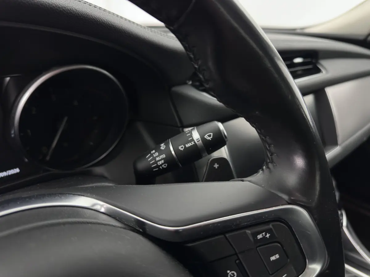 2.0d Prestige Aut.*LEATHER | BI-XENON | JAGUAR-AUDIO | HEATED-SPORTSEATS | CAMERA | PRIVACY-GLASS | SHIFTPADDLES | NAVI-FULLMAP | ECC | CARPLAY | PDC | CRUISE | LANE-ASSIST | 19''ALU*