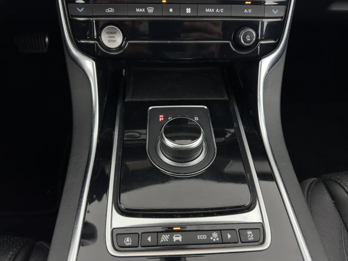 2.0d Prestige Aut.*LEATHER | BI-XENON | JAGUAR-AUDIO | HEATED-SPORTSEATS | CAMERA | PRIVACY-GLASS | SHIFTPADDLES | NAVI-FULLMAP | ECC | CARPLAY | PDC | CRUISE | LANE-ASSIST | 19''ALU*