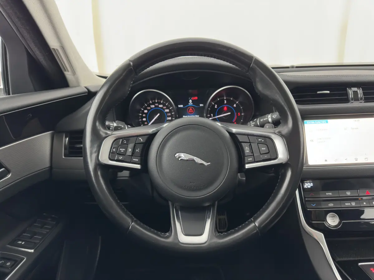 2.0d Prestige Aut.*LEATHER | BI-XENON | JAGUAR-AUDIO | HEATED-SPORTSEATS | CAMERA | PRIVACY-GLASS | SHIFTPADDLES | NAVI-FULLMAP | ECC | CARPLAY | PDC | CRUISE | LANE-ASSIST | 19''ALU*