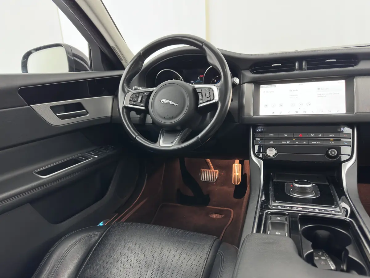 2.0d Prestige Aut.*LEATHER | BI-XENON | JAGUAR-AUDIO | HEATED-SPORTSEATS | CAMERA | PRIVACY-GLASS | SHIFTPADDLES | NAVI-FULLMAP | ECC | CARPLAY | PDC | CRUISE | LANE-ASSIST | 19''ALU*