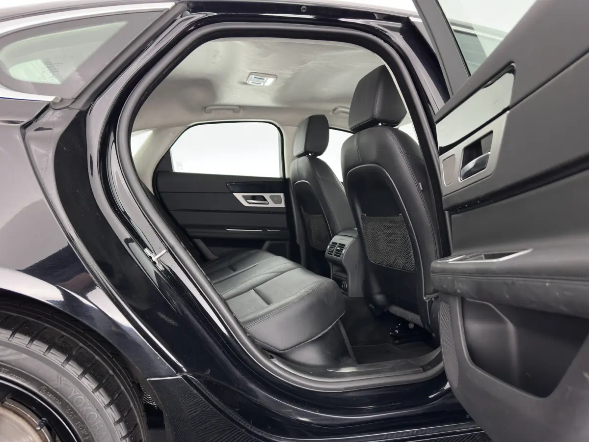 2.0d Prestige Aut.*LEATHER | BI-XENON | JAGUAR-AUDIO | HEATED-SPORTSEATS | CAMERA | PRIVACY-GLASS | SHIFTPADDLES | NAVI-FULLMAP | ECC | CARPLAY | PDC | CRUISE | LANE-ASSIST | 19''ALU*