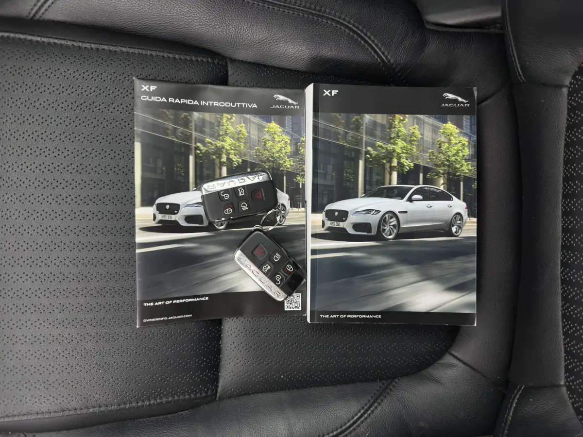2.0d Prestige Aut.*LEATHER | BI-XENON | JAGUAR-AUDIO | HEATED-SPORTSEATS | CAMERA | PRIVACY-GLASS | SHIFTPADDLES | NAVI-FULLMAP | ECC | CARPLAY | PDC | CRUISE | LANE-ASSIST | 19''ALU*