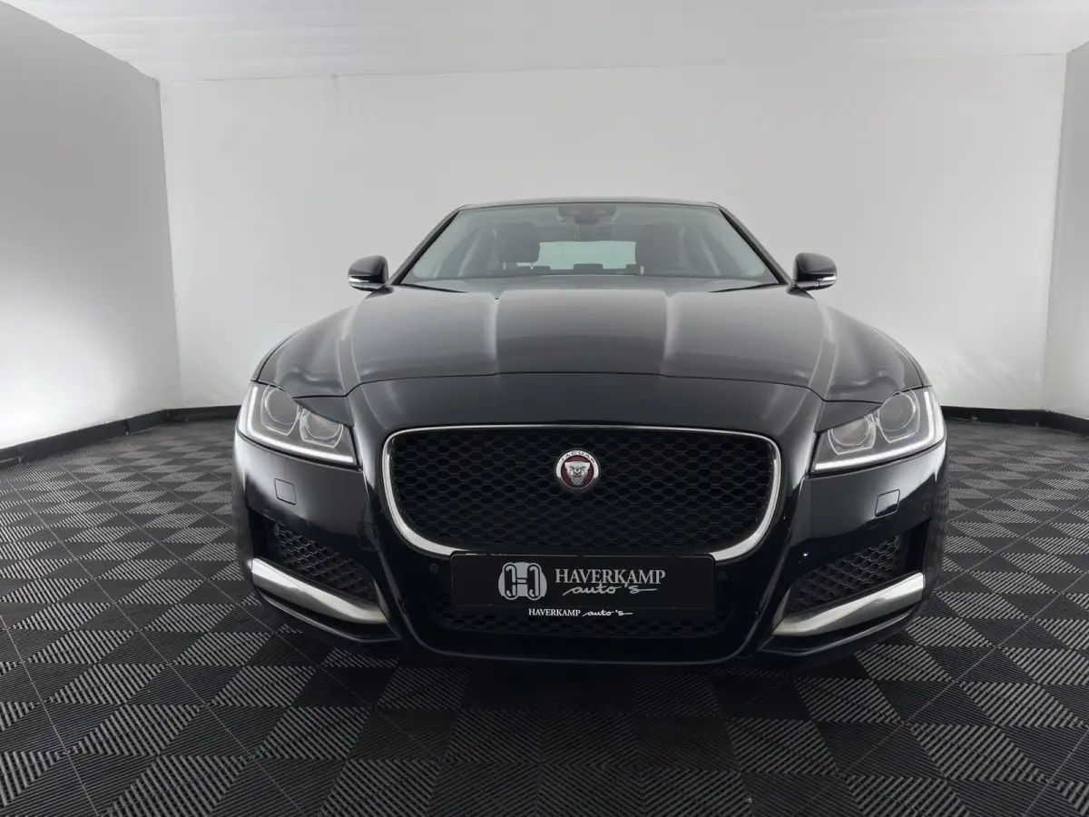 2.0d Prestige Aut.*LEATHER | BI-XENON | JAGUAR-AUDIO | HEATED-SPORTSEATS | CAMERA | PRIVACY-GLASS | SHIFTPADDLES | NAVI-FULLMAP | ECC | CARPLAY | PDC | CRUISE | LANE-ASSIST | 19''ALU*