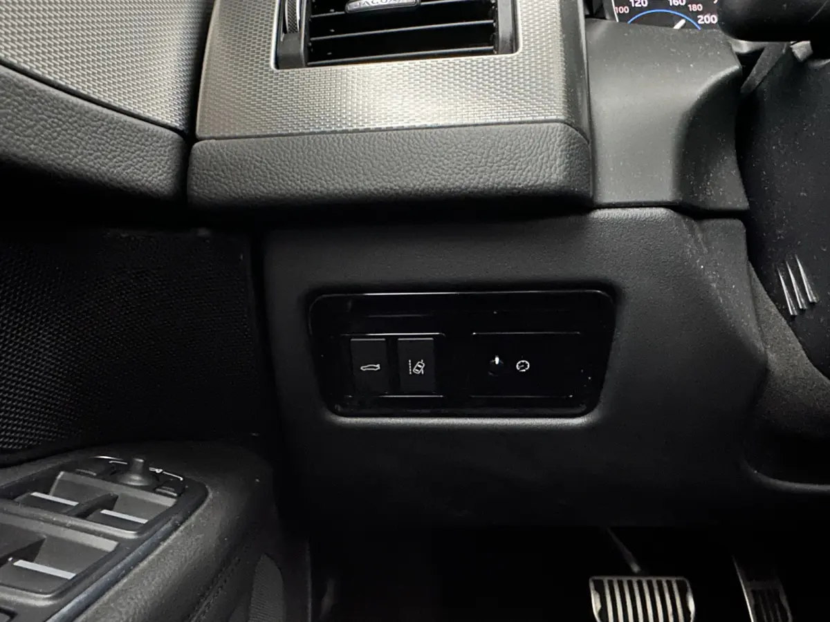 2.0d Prestige Aut.*LEATHER | BI-XENON | JAGUAR-AUDIO | HEATED-SPORTSEATS | CAMERA | PRIVACY-GLASS | SHIFTPADDLES | NAVI-FULLMAP | ECC | CARPLAY | PDC | CRUISE | LANE-ASSIST | 19''ALU*