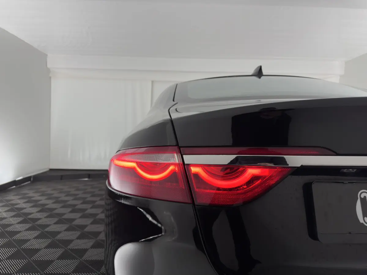 2.0d Prestige Aut.*LEATHER | BI-XENON | JAGUAR-AUDIO | HEATED-SPORTSEATS | CAMERA | PRIVACY-GLASS | SHIFTPADDLES | NAVI-FULLMAP | ECC | CARPLAY | PDC | CRUISE | LANE-ASSIST | 19''ALU*