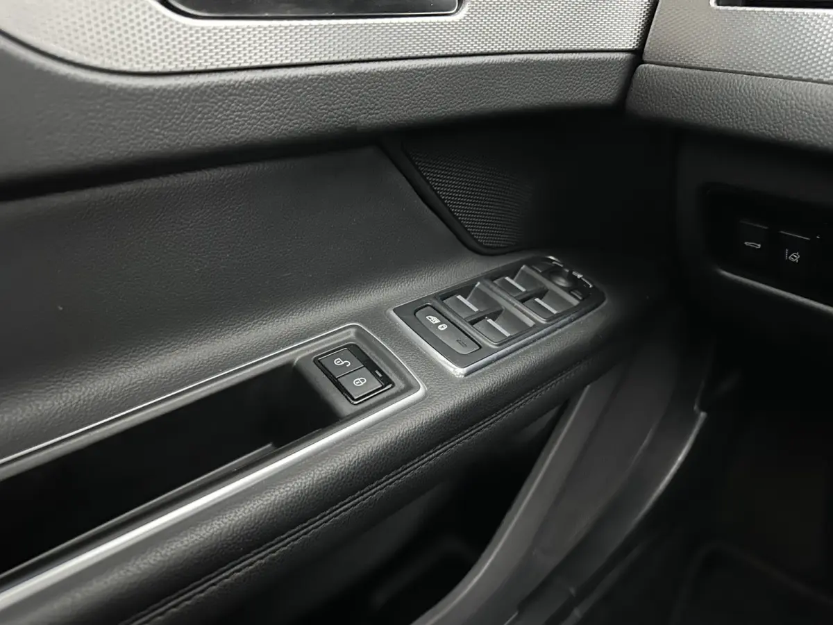 2.0d Prestige Aut.*LEATHER | BI-XENON | JAGUAR-AUDIO | HEATED-SPORTSEATS | CAMERA | PRIVACY-GLASS | SHIFTPADDLES | NAVI-FULLMAP | ECC | CARPLAY | PDC | CRUISE | LANE-ASSIST | 19''ALU*