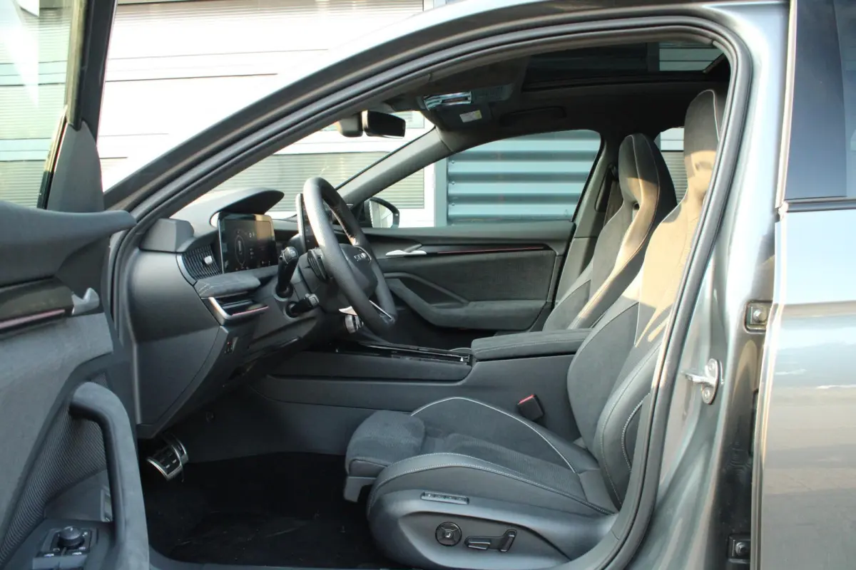 1.5 TSI PHEV 204pk Sportline Business | Simply Clever Familie Pakket | Travel Assist Plus