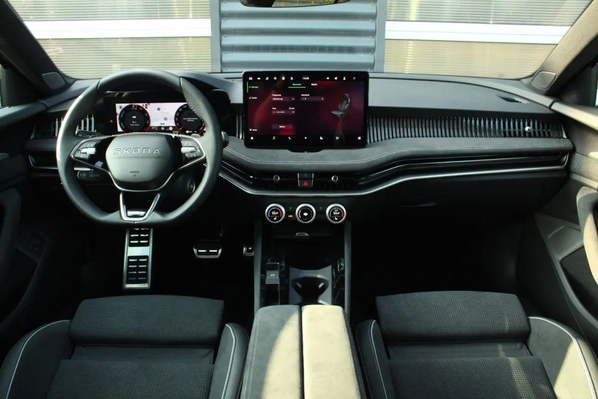 1.5 TSI PHEV 204pk Sportline Business | Simply Clever Familie Pakket | Travel Assist Plus