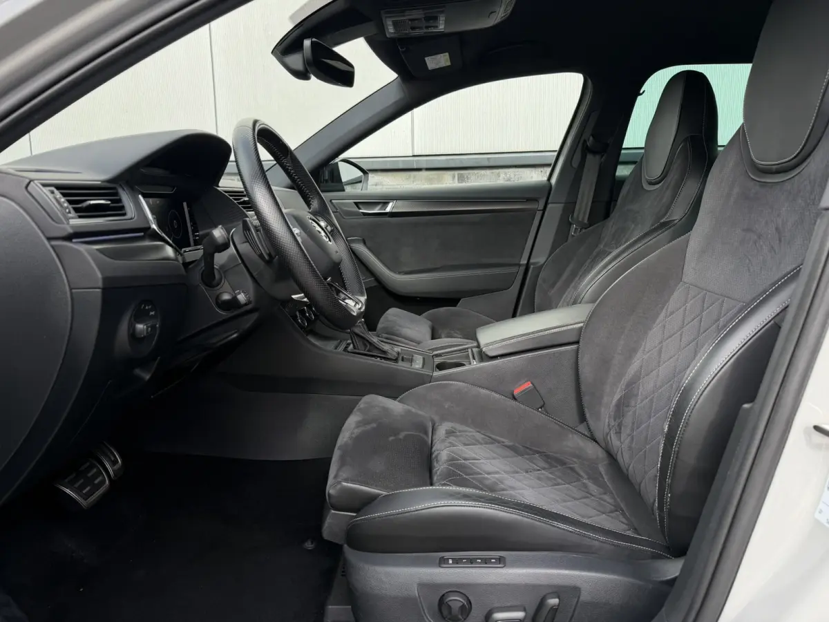1.4 TSI iV Sportline Business | Elek. Trekhaak | Memory | Sfeerverlichting | Carplay | Navi |