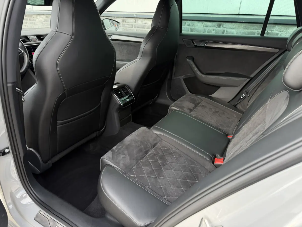 1.4 TSI iV Sportline Business | Elek. Trekhaak | Memory | Sfeerverlichting | Carplay | Navi |