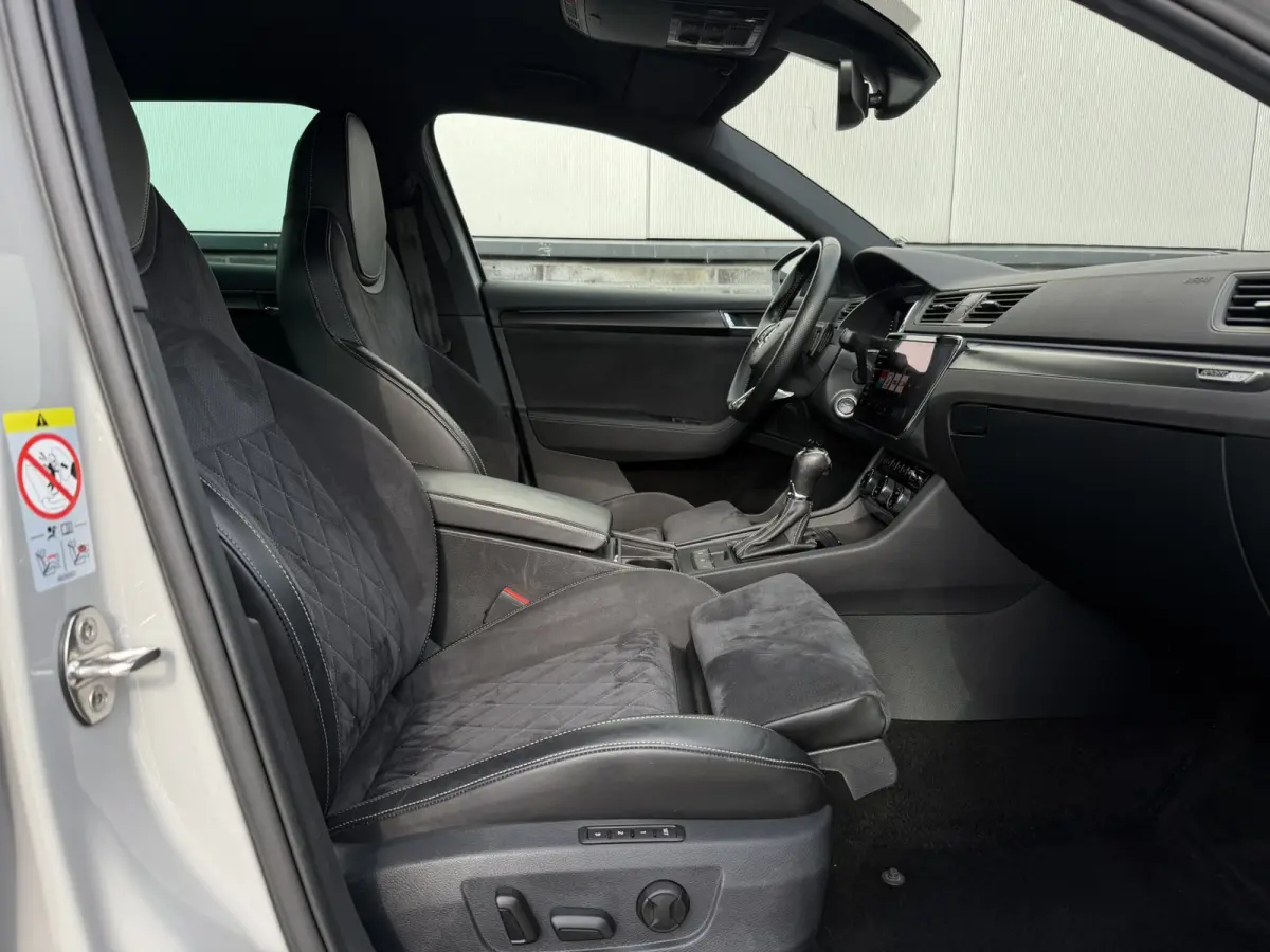 1.4 TSI iV Sportline Business | Elek. Trekhaak | Memory | Sfeerverlichting | Carplay | Navi |
