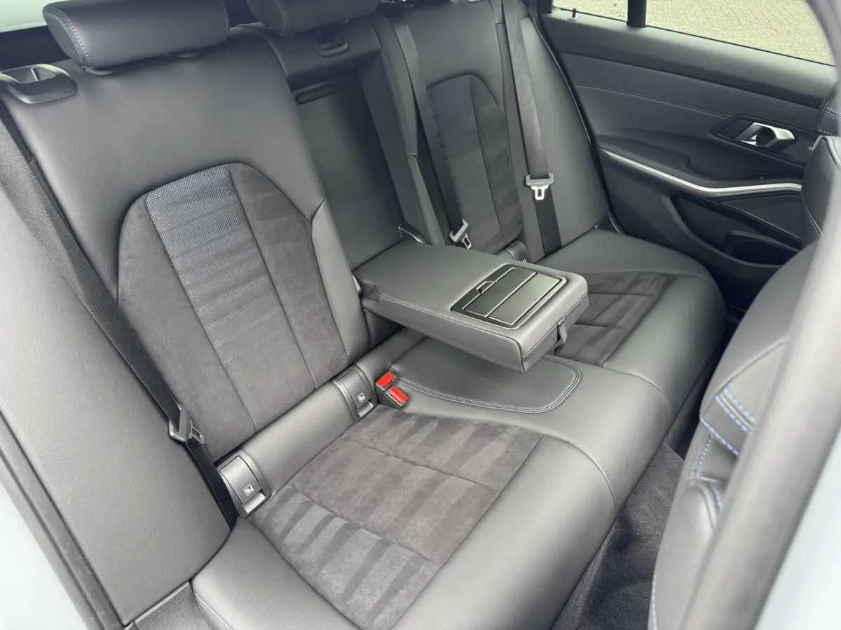 318i M Sport Pano Carbon H/K Brooklyn Grau Carplay Led